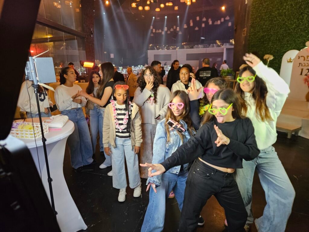 מראת סלפי, עמדת סלפי, עמדת צילום לכל בר מצווה, בת מצווה, חתונה, חינה, אירוע חברה, אטרקציות לאירועים