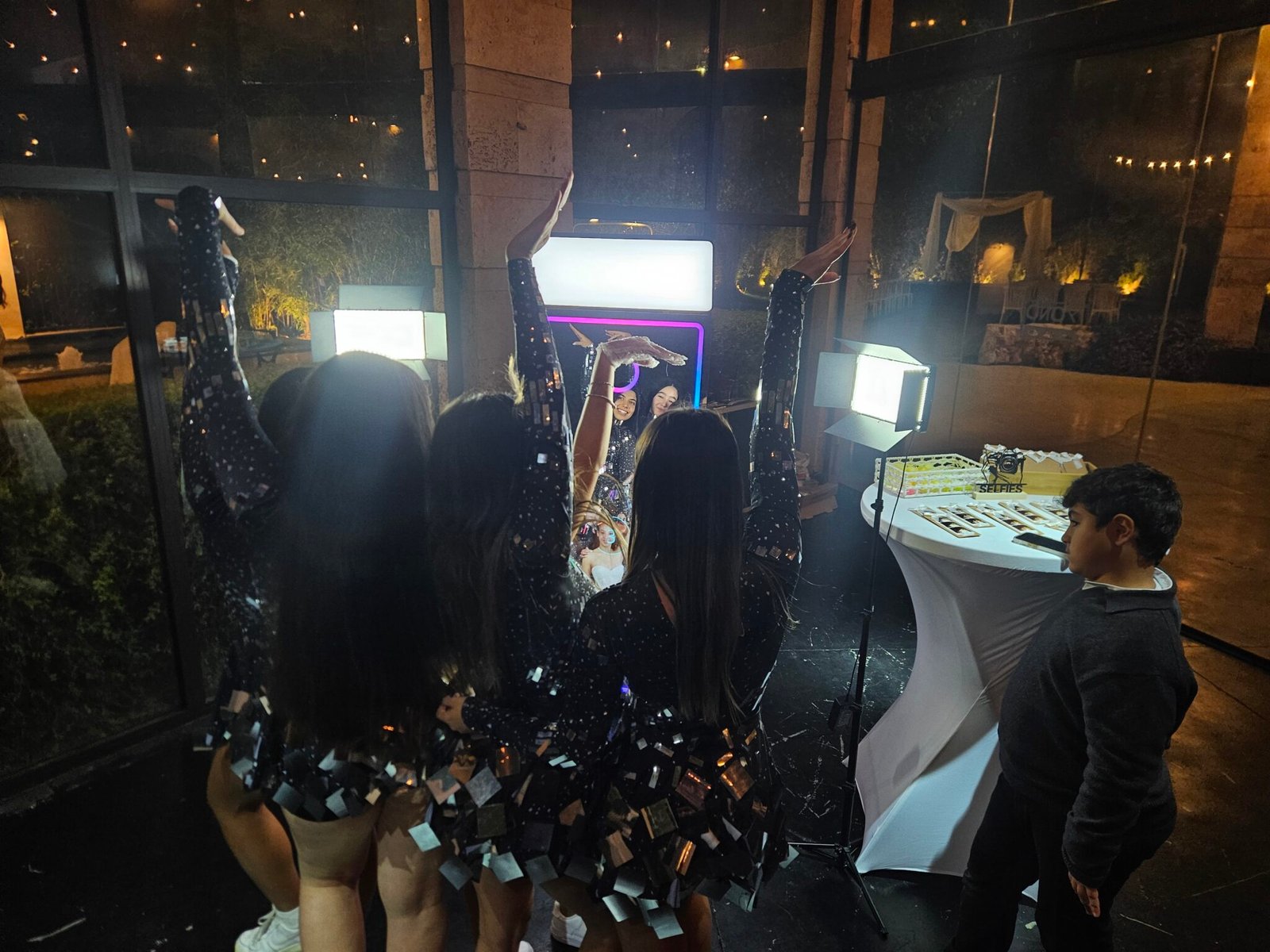 מראת סלפי, עמדת סלפי, עמדת צילום לכל בר מצווה, בת מצווה, חתונה, חינה, אירוע חברה, אטרקציות לאירועים