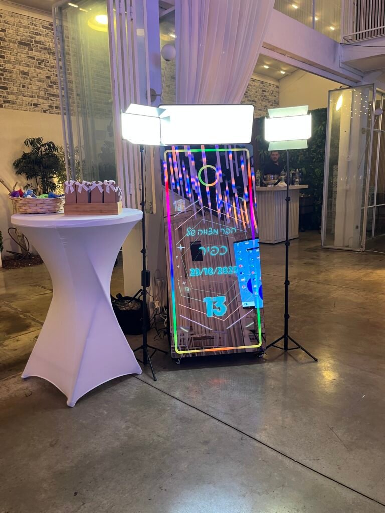 מראת סלפי, עמדת סלפי, עמדת צילום לכל בר מצווה, בת מצווה, חתונה, חינה, אירוע חברה, אטרקציות לאירועים