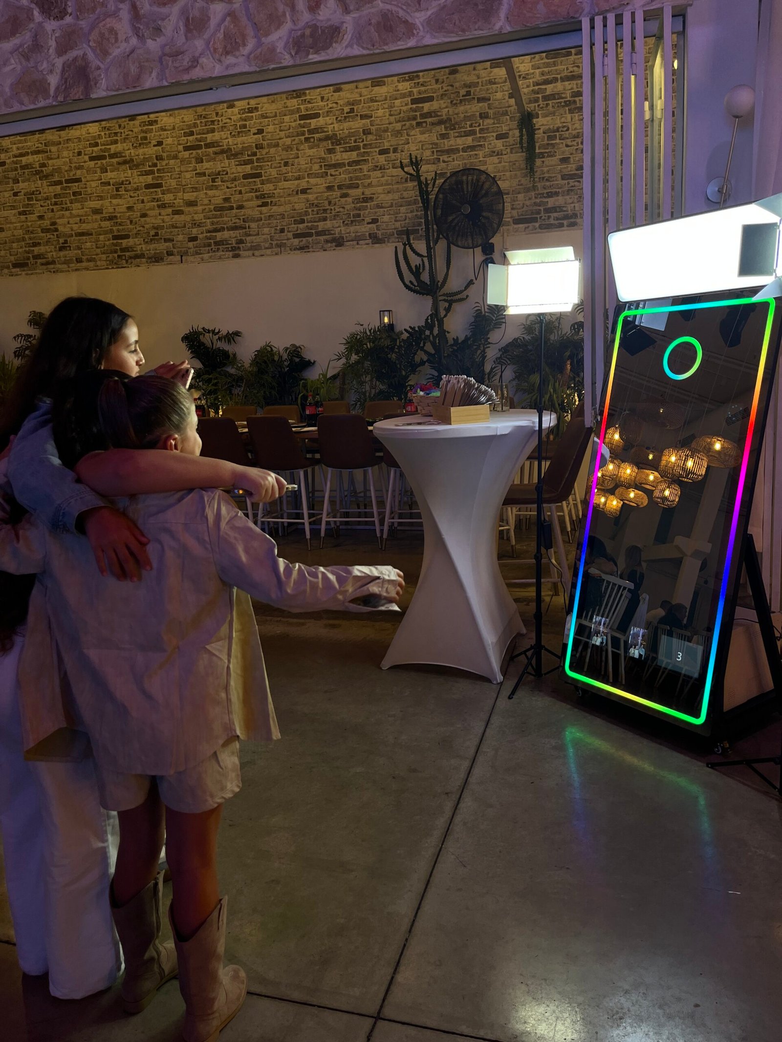 מראת סלפי, עמדת סלפי, עמדת צילום לכל בר מצווה, בת מצווה, חתונה, חינה, אירוע חברה, אטרקציות לאירועים