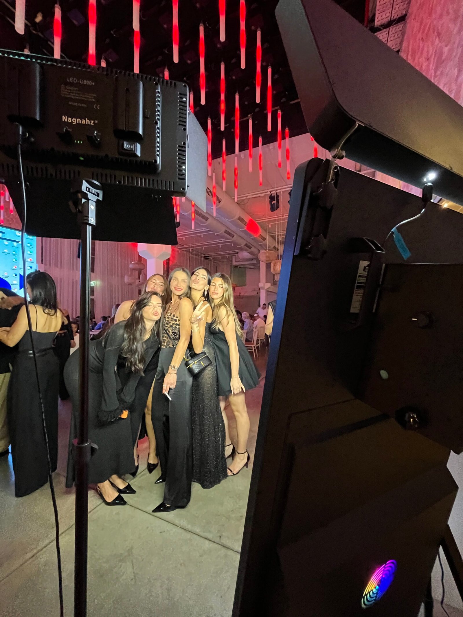 מראת סלפי, עמדת סלפי, עמדת צילום לכל בר מצווה, בת מצווה, חתונה, חינה, אירוע חברה, אטרקציות לאירועים