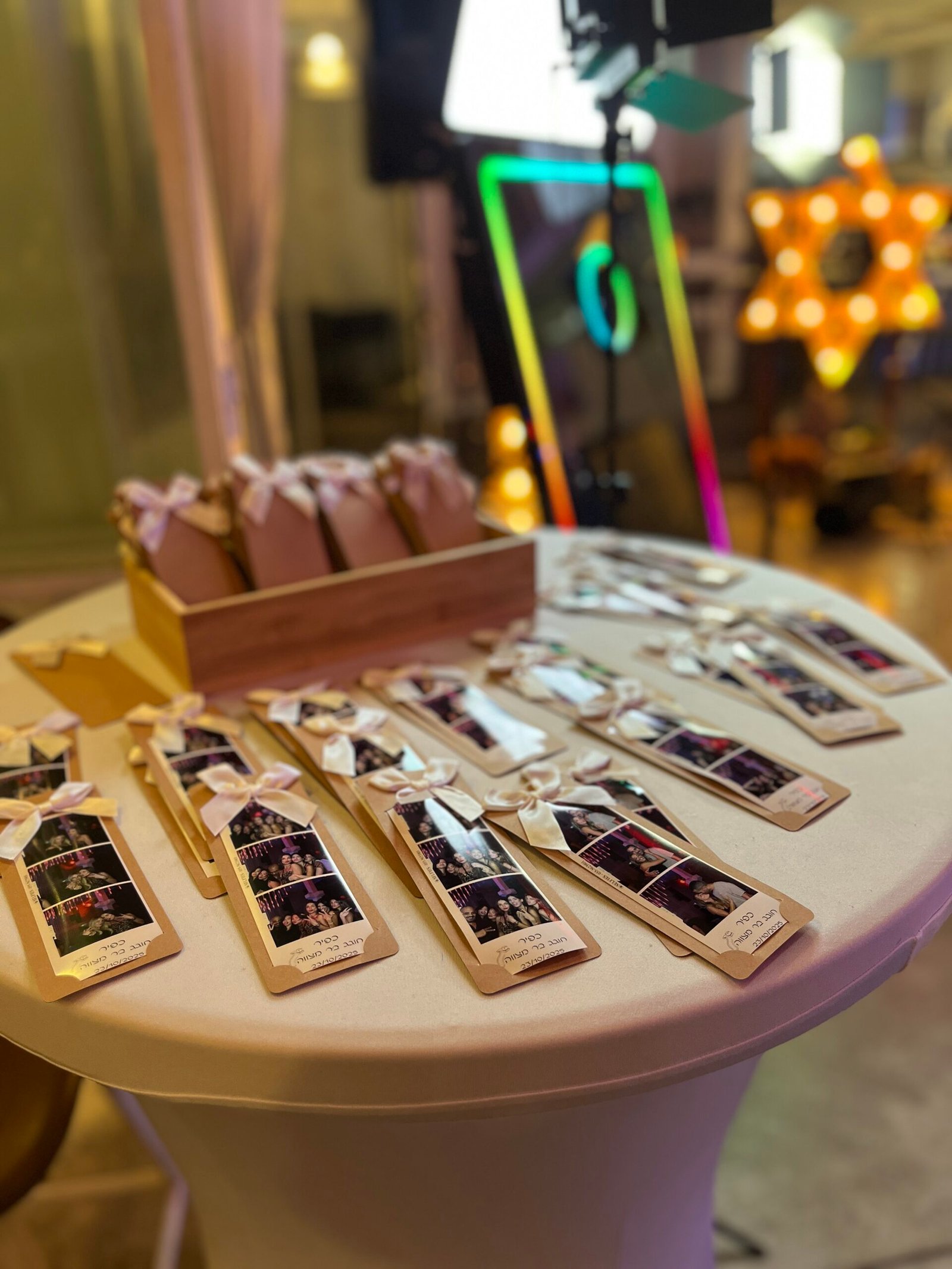 מראת סלפי, עמדת סלפי, עמדת צילום לכל בר מצווה, בת מצווה, חתונה, חינה, אירוע חברה, אטרקציות לאירועים