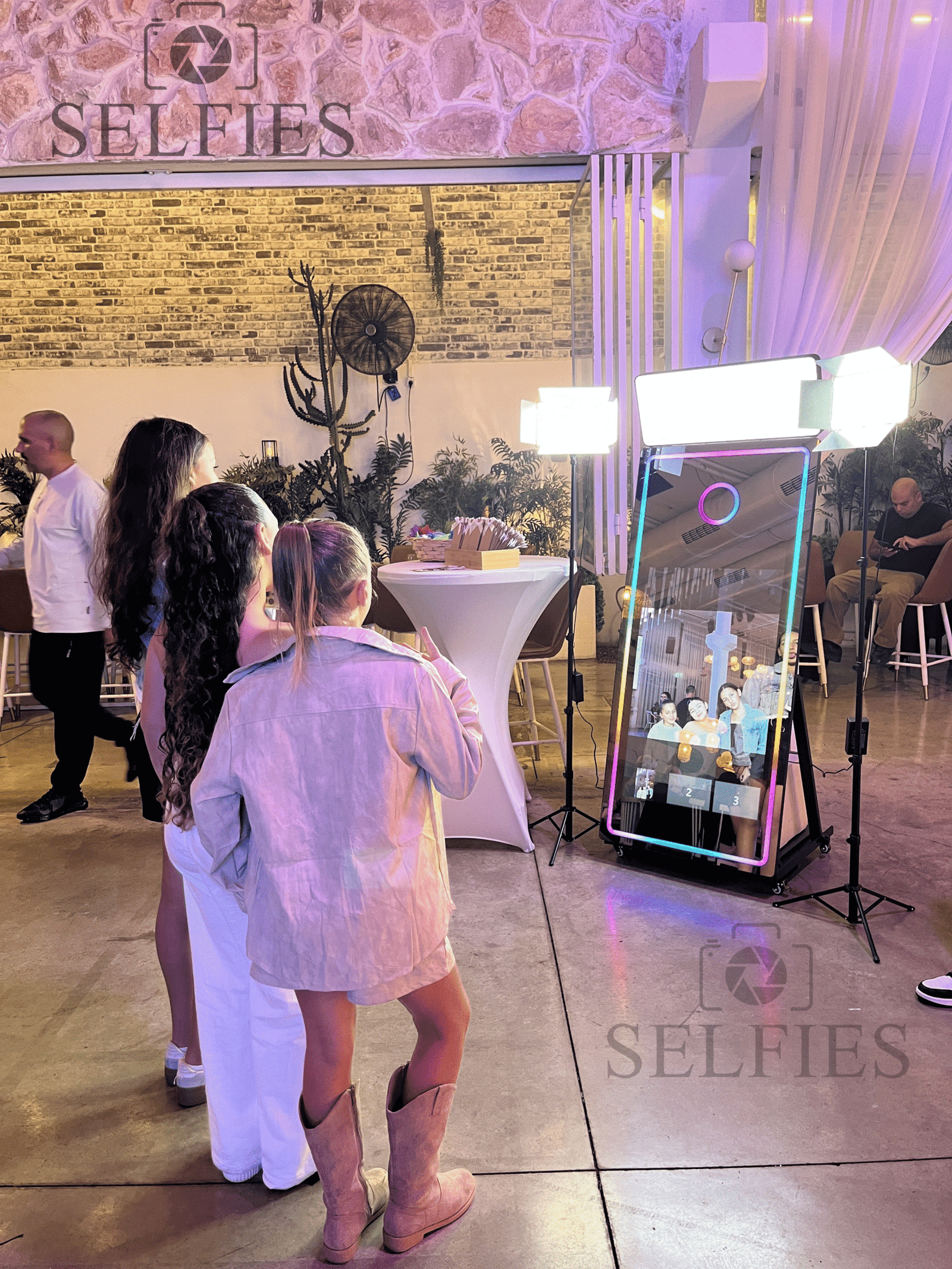 מראת סלפי, עמדת סלפי, עמדת צילום לכל בר מצווה, בת מצווה, חתונה, חינה, אירוע חברה, אטרקציות לאירועים