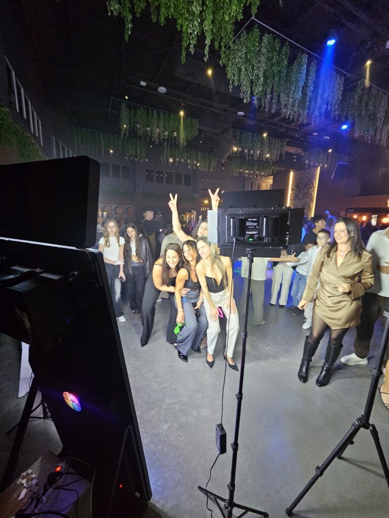 עמדת צילום לאירוע חברה, עמדת צילום לחתונה, מראת סלפי לאירועים