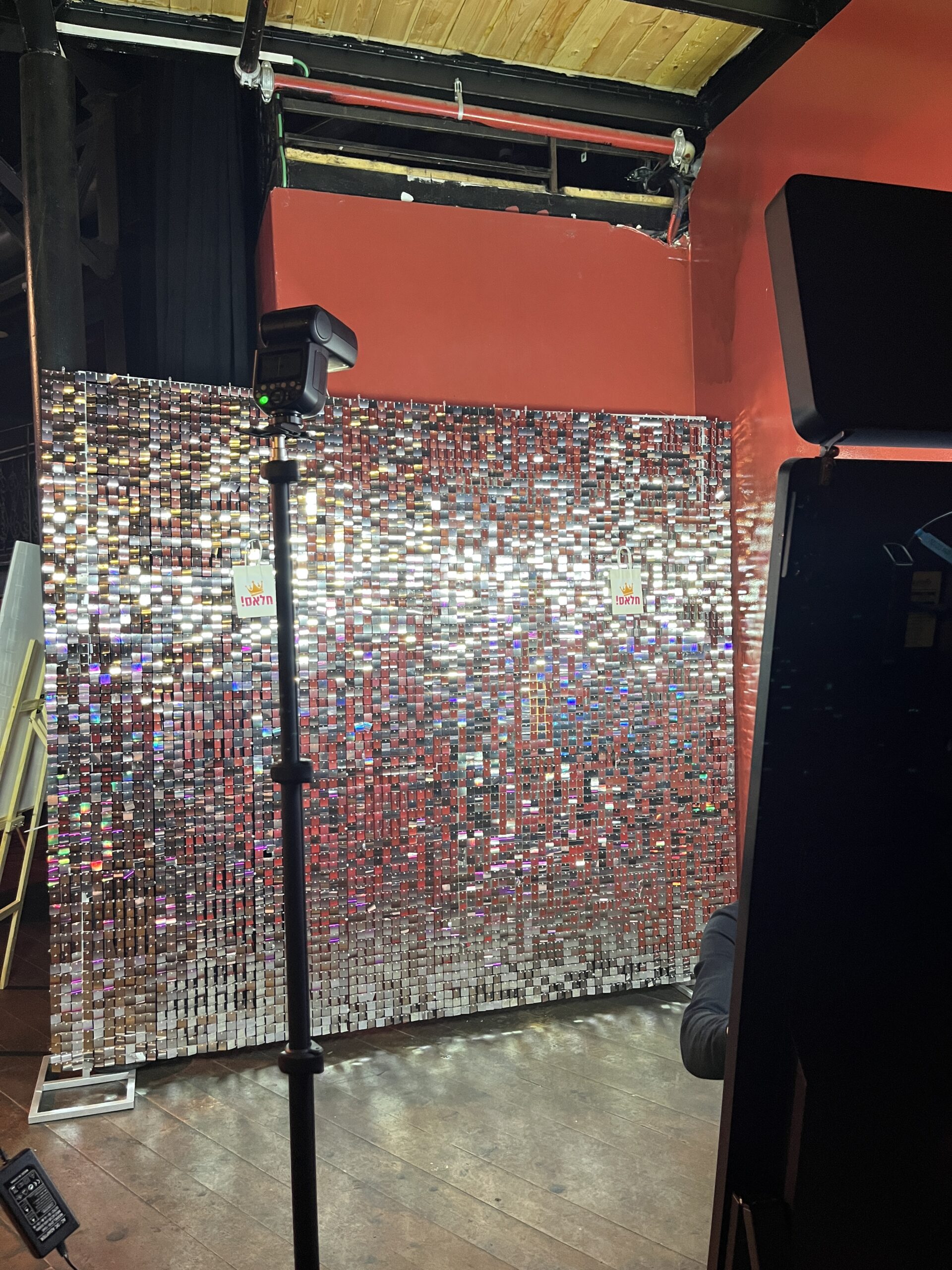 קיר צילום פייטים, קיר צילום נצנץ, קיר צילום לבת מצווה, קיר צילום לבר מצווה, קיר צילום לחתונה, קיר פייטים.