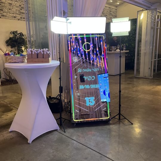 מראת סלפי, עמדת סלפי, עמדת צילום לכל בר מצווה, בת מצווה, חתונה, חינה, אירוע חברה, אטרקציות לאירועים