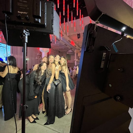 מראת סלפי, עמדת סלפי, עמדת צילום לכל בר מצווה, בת מצווה, חתונה, חינה, אירוע חברה, אטרקציות לאירועים