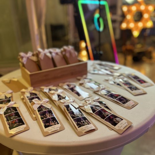 מראת סלפי, עמדת סלפי, עמדת צילום לכל בר מצווה, בת מצווה, חתונה, חינה, אירוע חברה, אטרקציות לאירועים