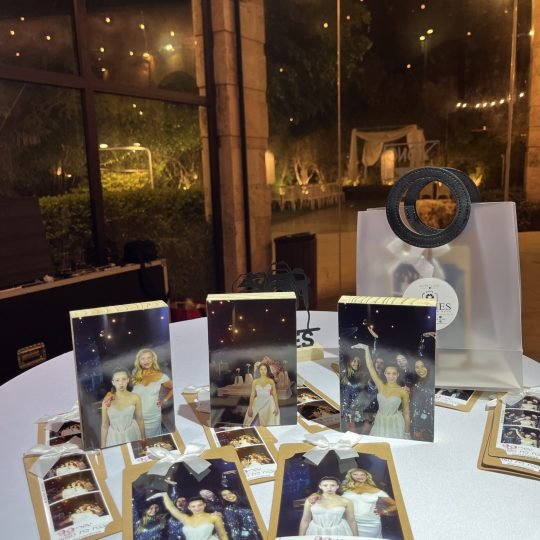 מארז לבעלי האירוע מתנת סלפיז, עמדת צילום, מראת סלפי, בלוקים עץ, בלוקים לאירועים