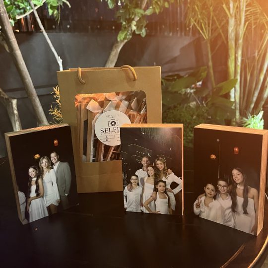 עמדת צילום בלוקים עץ | בלוקים עץ לאירועים